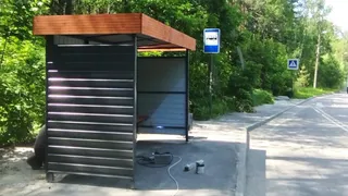 У Ахунского кладбища установили новый остановочный павильон