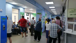 Невозможно дозвониться: в больнице №11 выстроилась огромная очередь в регистратуру