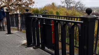 В Пензе у памятника Первопоселенцу приступили к монтажу ограждения