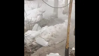 На улице Алябьева лед с крыши дома проломил трубу теплотрассы
