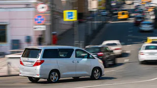 Станет обязательным: водитель будет иметь 1 опознавательный знак на своем авто