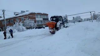 В с. Вазерки Бессоновского района детям приходится по льду добираться до школы