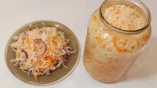 Секреты идеальной квашеной капусты: каких ошибок нужно избегать, чтобы она получилась хрустящей и долго хранилась