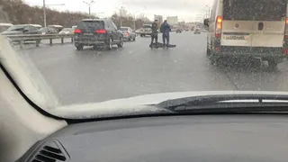 На Московском шоссе рязанец выпал из надземного перехода на проезжую часть