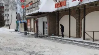 Жительница Нижнекамска сломала ногу на скользкой плитке у входа в магазин