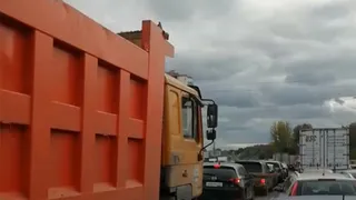 Укладка нового асфальта на Первомайском мосту в Брянске собрала огромную пробку на выезде из Бежицы