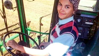 Участница конкурса "Мисс Татарстан" работает комбайнером