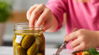 Как легко открыть закатанную банку без открывашки. Дедушка из деревни показал старый, но проверенный способ