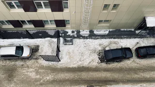 Жители Челябинской области показали последствия падения снега и сосулек с крыш