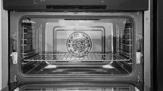 Добавила 3 ложки в воду — и духовка стала чище новой: от липкого жира и нагара не осталось и следа — сияет как на праздник