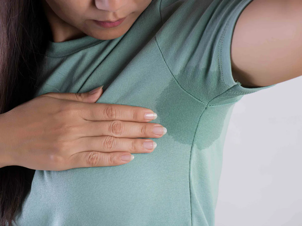 Аптечное спасение от потливости: простой способ, который подарит сухость и свежесть на 24 часа