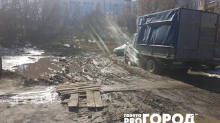 После сноса аварийных домов на Яхонтова и Маяковского, на пустырях образовалась грязь и разбитые тротуары