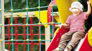 В Татарстане маленькая девочка осталась без пальца во время катания с горки