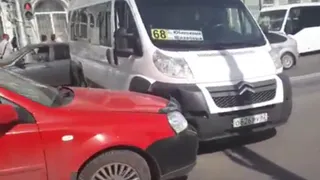 В центре Рязани столкнулись маршрутка и "Шевроле". Видео