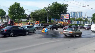 Прорыв канализации на Московском: на шоссе снова ведутся работы по ремонту водопровода