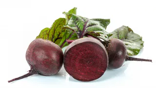 Не варю свеклу часами — хватает 15 минут: есть 1 уловка при варке — выходит вкуснее, сочнее и без запаха на весь дом