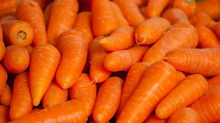 Морковь сразу пойдёт в рост: в начале июля полейте грядку этим раствором — богатейший урожай