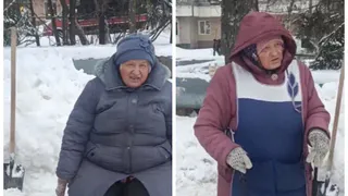 Во Владимире две старушки своими руками чистят тротуар на Красноармейской