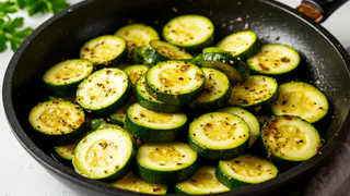 Съедаем по банке за раз, сколько ни закатаю улетает всё до капли. Пока сезон нужно успеть заготовить на зиму недорого и много