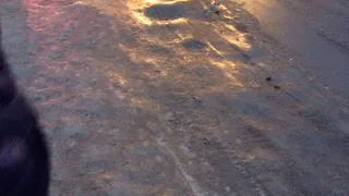 В Приокском не очищают остановки - троллейбусы буксуют на льду