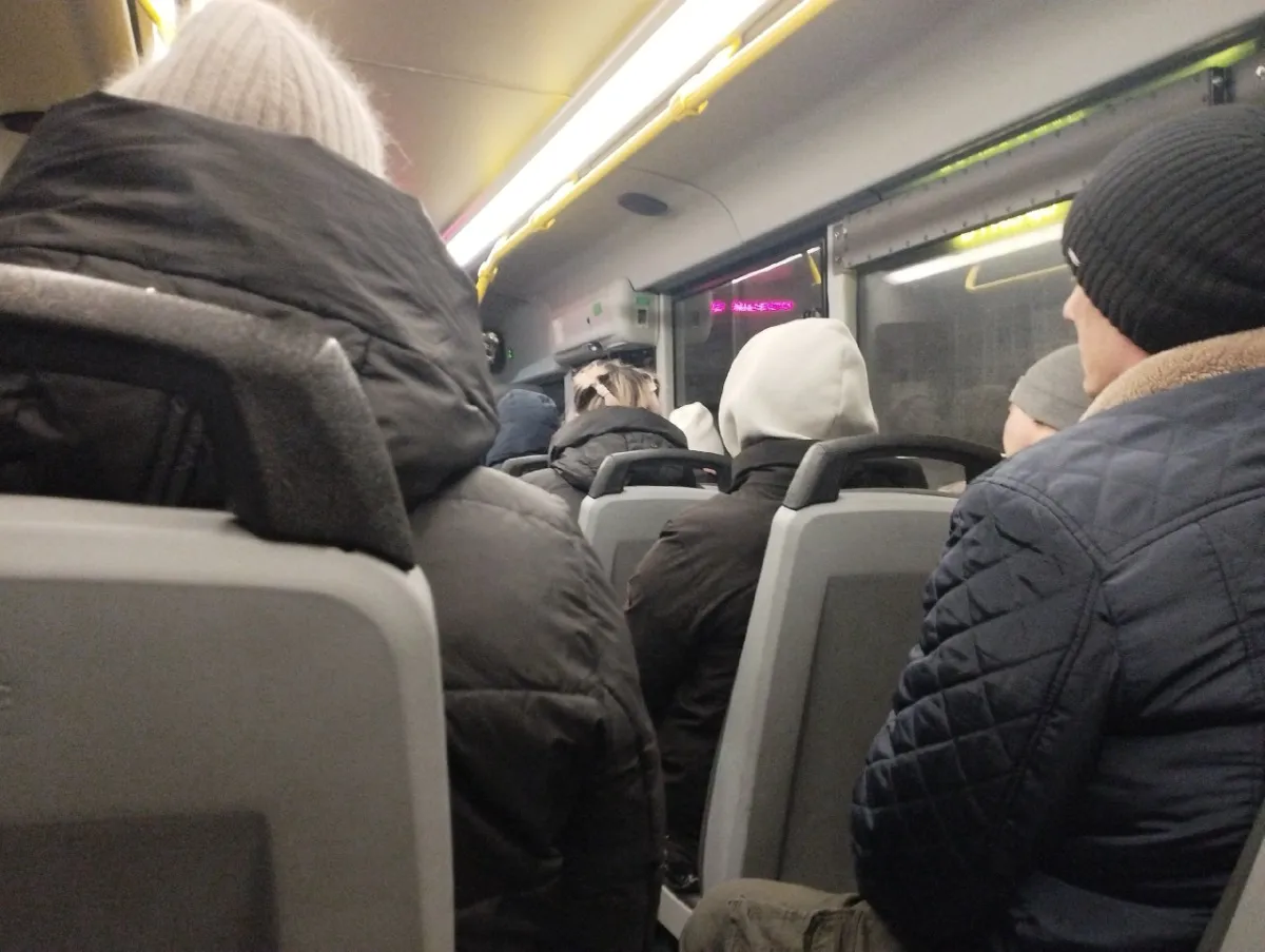 «30–40 минут транспорта нет»: рязанка пожаловалась на работу автобусов у Музучилища