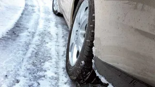 Нижнекамца задавило "КамАЗом", когда он с водителем большегруза пытался вытащить свою машину из снега