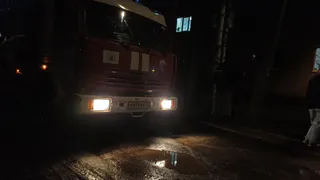 Масштабное возгорание в Усинске: как пожарные ликвидировали пламя на территории гаражей