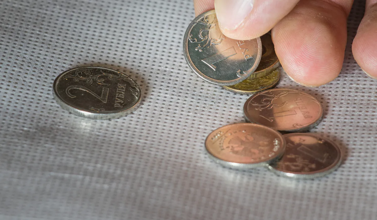 Изменения в выплатах для пенсионеров и инвалидов: автоматизация надбавки на уход