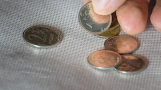 Изменения в выплатах для пенсионеров и инвалидов: автоматизация надбавки на уход