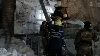 В Челябинске среди ночи козырек пятиэтажки рухнул под тяжестью снега