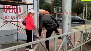 "Форт Боярд" по-рязански: на Краснорядской перегородили тротуар, люди идут напролом