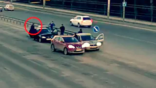 Водителю, налетевшему на стоявшие у светофора машины врезали по физиономии