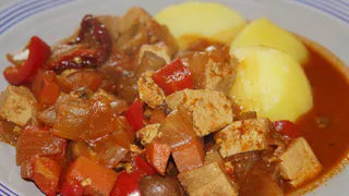 Почему мы неправильно готовим гуляш: 3 типичные ошибки, которые хозяйки считают правилами готовки