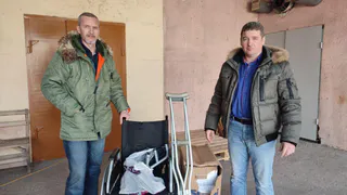 В Новокаховском округе жителю с инвалидностью доставили гумпомощь из Рязани