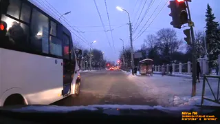 Когда светофор тебе не помеха - водители маршруток гоняют по центру Рязани «на красный»