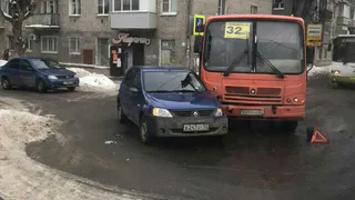 На перекрёстке улицы Новой и Урицкого столкнулись Renault Logan и маршрутный автобус