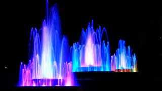 В центре Челябинской области открыли умный фонтан, который транслирует видео на воду