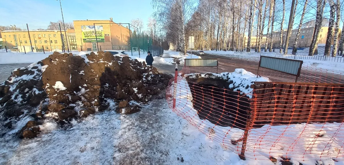 «Сколько можно издеваться? Детки ходят на занятия через это безобразие»