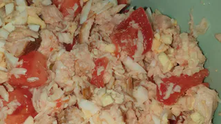 Появляется желание съесть всё и сразу: готовлю отличный салат с курицей и помидорами