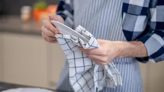 Затхлые полотенца с кухни запахнут чистотой: всего одна хитрость при стирке