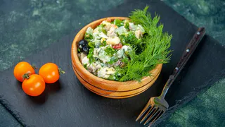 Готовим простой и сытный салат с курицей: почти как «Столичный», но в несколько раз вкуснее