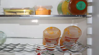 Хитрость от опытных хозяек: вот зачем на ночь носки нужно убирать в морозилку. Сэкономите гору нервов и времени