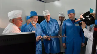 Губернатор обратил внимание на паркет в кабинете директора завода