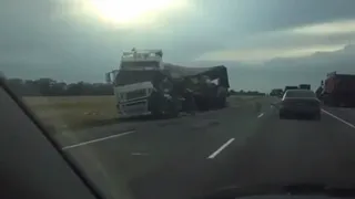 Видео: на трассе М5 столкнулись два грузовика