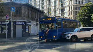 В центре Рязани утром 31 августа произошло ДТП с троллейбусом