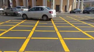 На пересечении улиц Ленина и Свободы нанесли «вафельную» разметку