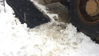 В Рязани начали массово асфальтировать сугробы