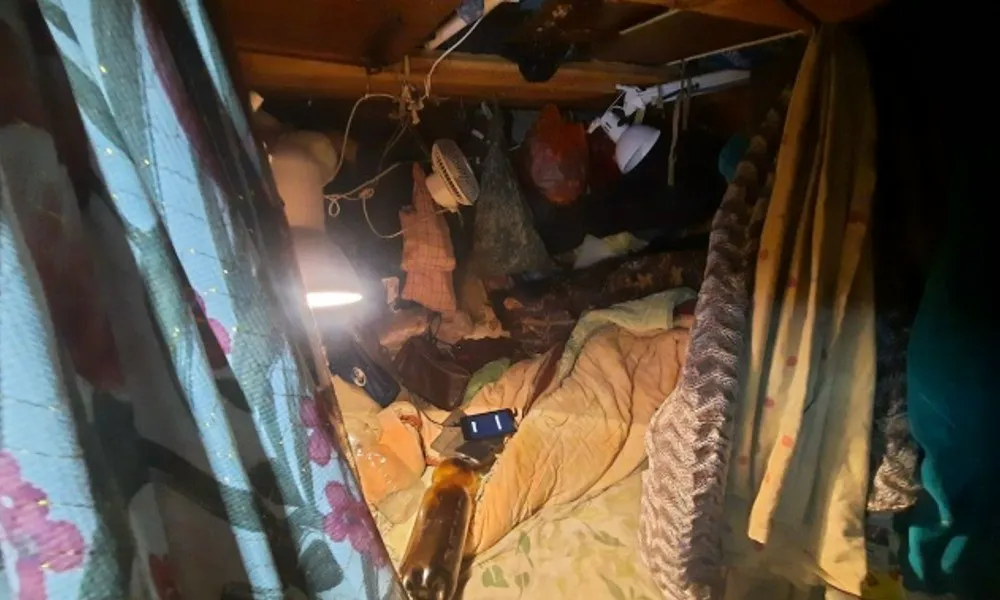 Владимирские спасатели вскрыли захламлённую квартиру с нуждающимся в помощи пожилым инвалидом