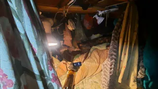 Владимирские спасатели вскрыли захламлённую квартиру с нуждающимся в помощи пожилым инвалидом