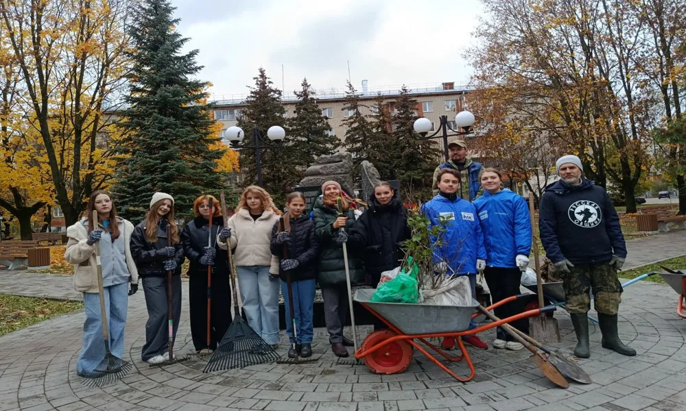 Во Владимире школьники высадили «Сирень Победы» в Зерновском сквере